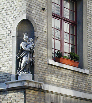 Niche statues of the Madonna and Child are ubiquitous in Bruges.
